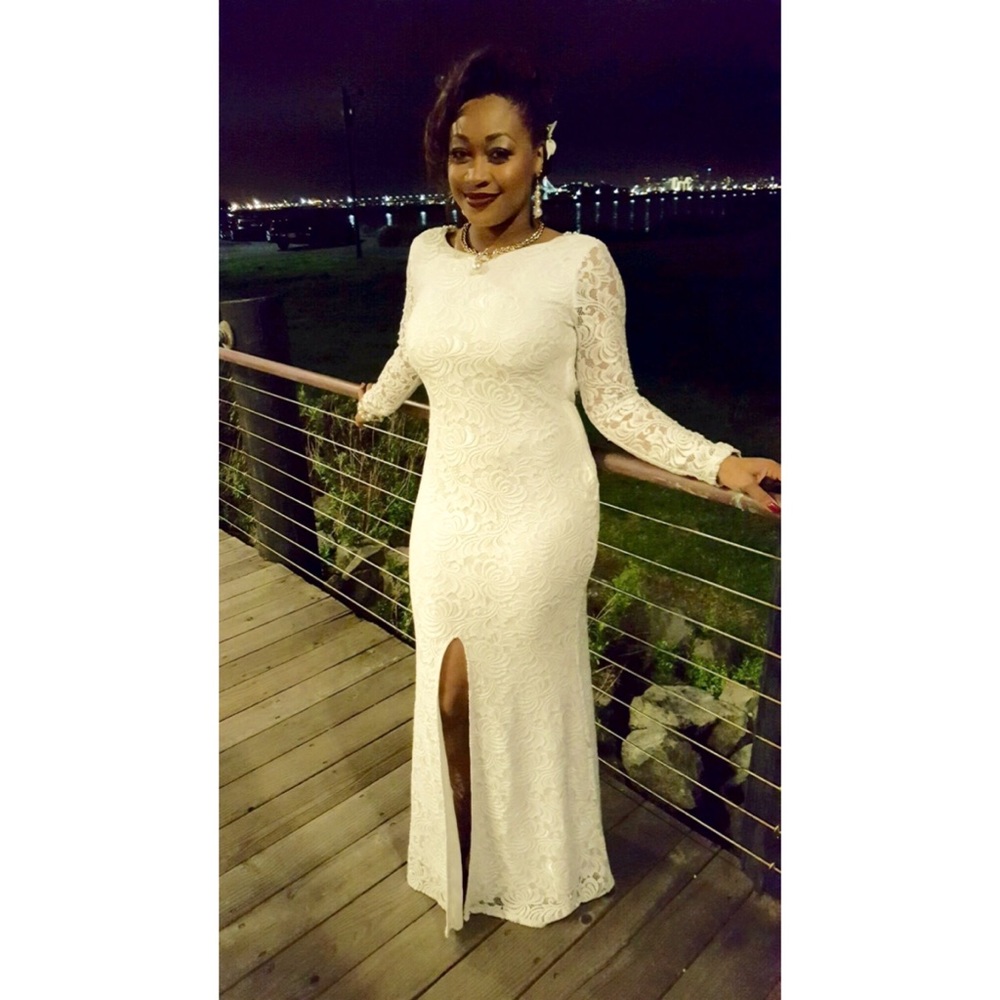 **Host Pick**💖 Gorgeous Lace Dress w/Pearl Detail